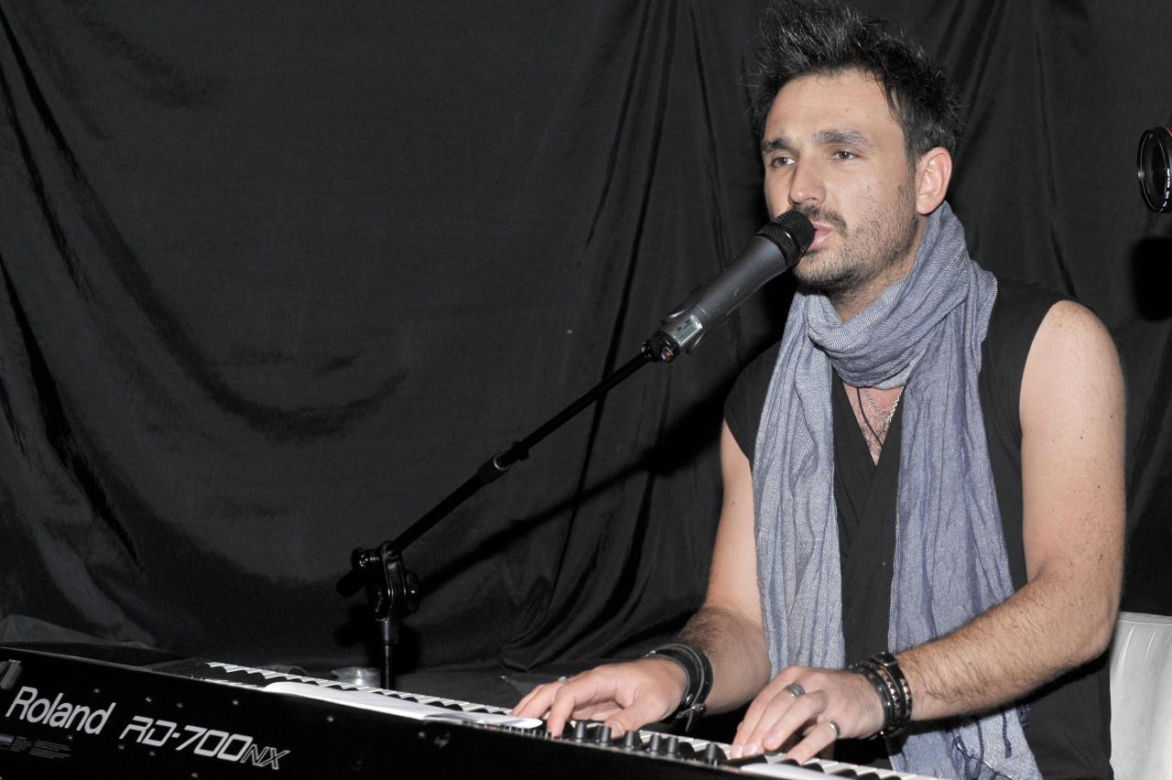 Niecodzienne sceny na warszawskim lotnisku. Zwycięzca "The Voice of Poland" zaśpiewał hymn czasów PRL-u 