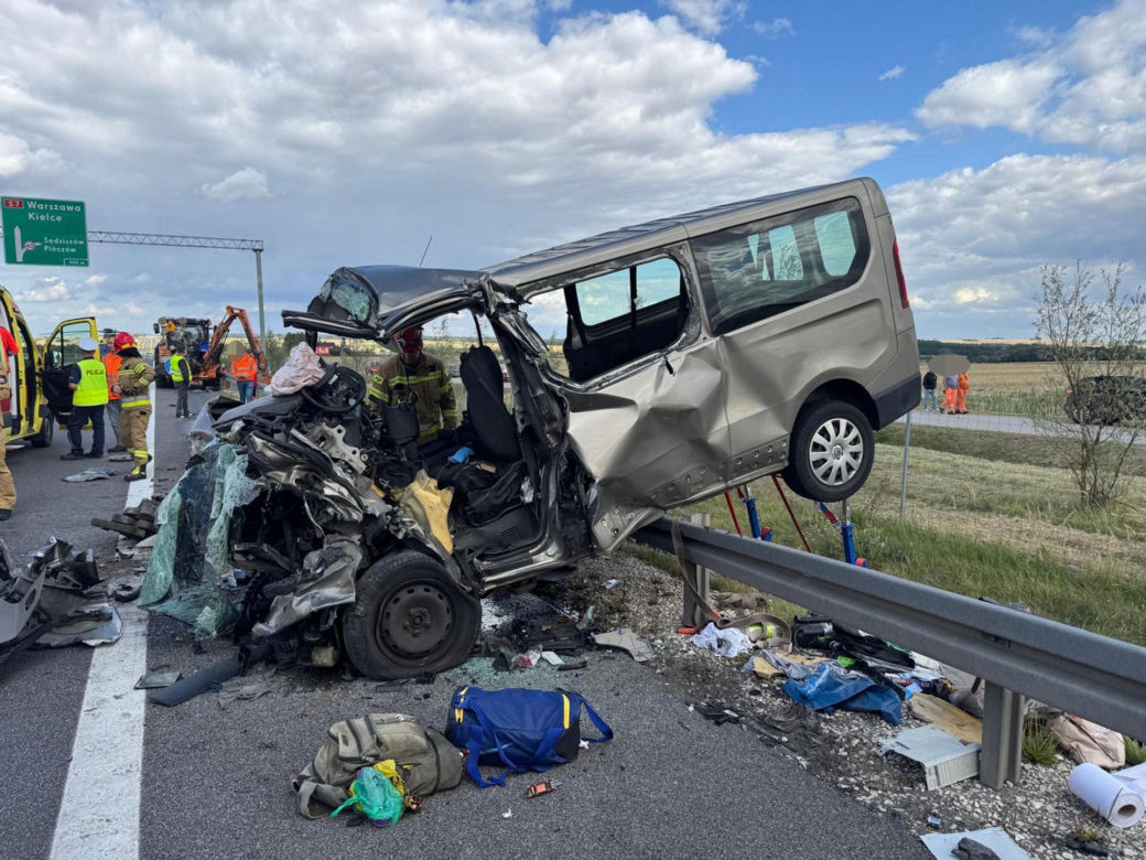 Tragedia na S7 pod Jędrzejowem. Cztery osoby zginęły w zderzeniu busa z ciągnikiem rolniczym [ZDJĘCIA].