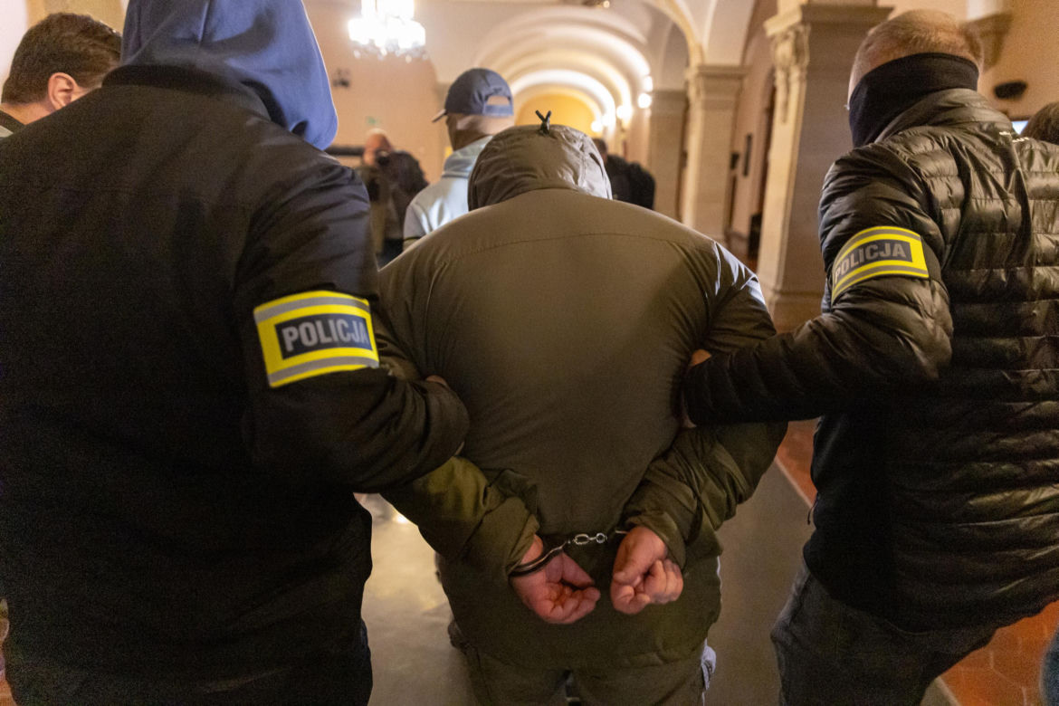 Pomagał nielegalnie unikać odsiadki za kratkami innym - teraz sam idzie do aresztu.