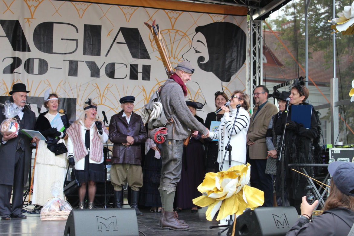 Było spotkanie z modą, muzyką i samochodami z lat 20. w Korczewie. Za nami impreza „Magia lat 20-tych” 2025