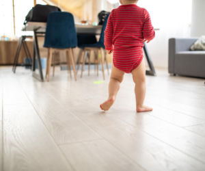 Dziecko zaczyna chodzić i ciągle upada? Sprawdź jak zabezpieczyć dom i mądrze wspierać malucha