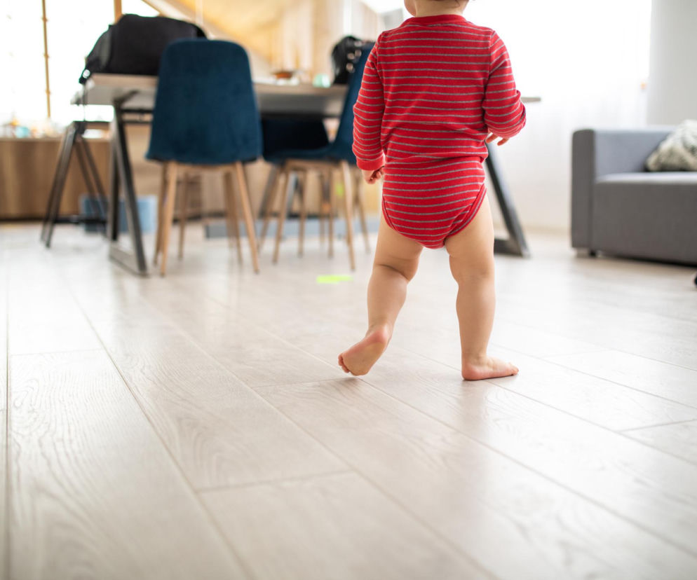 Dziecko zaczyna chodzić i ciągle upada? Sprawdź jak zabezpieczyć dom i mądrze wspierać malucha