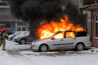 Pożar osobówki w Lesznie. Auto spłonęło doszczętnie