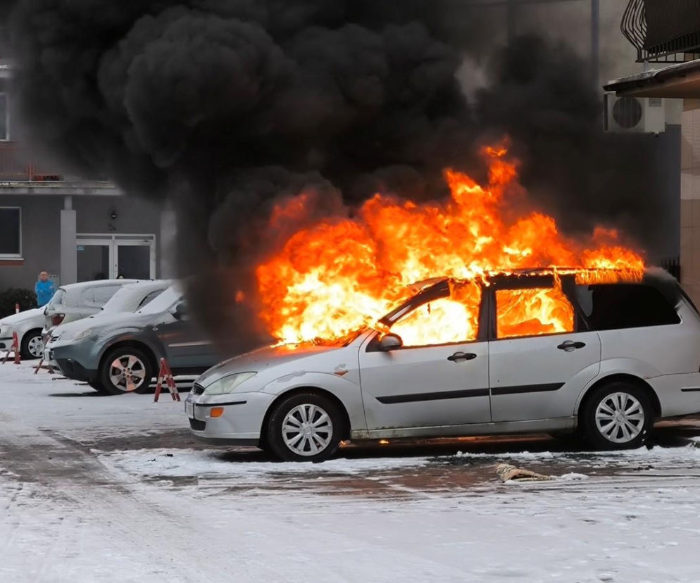 Pożar osobówki w Lesznie. Auto spłonęło doszczętnie