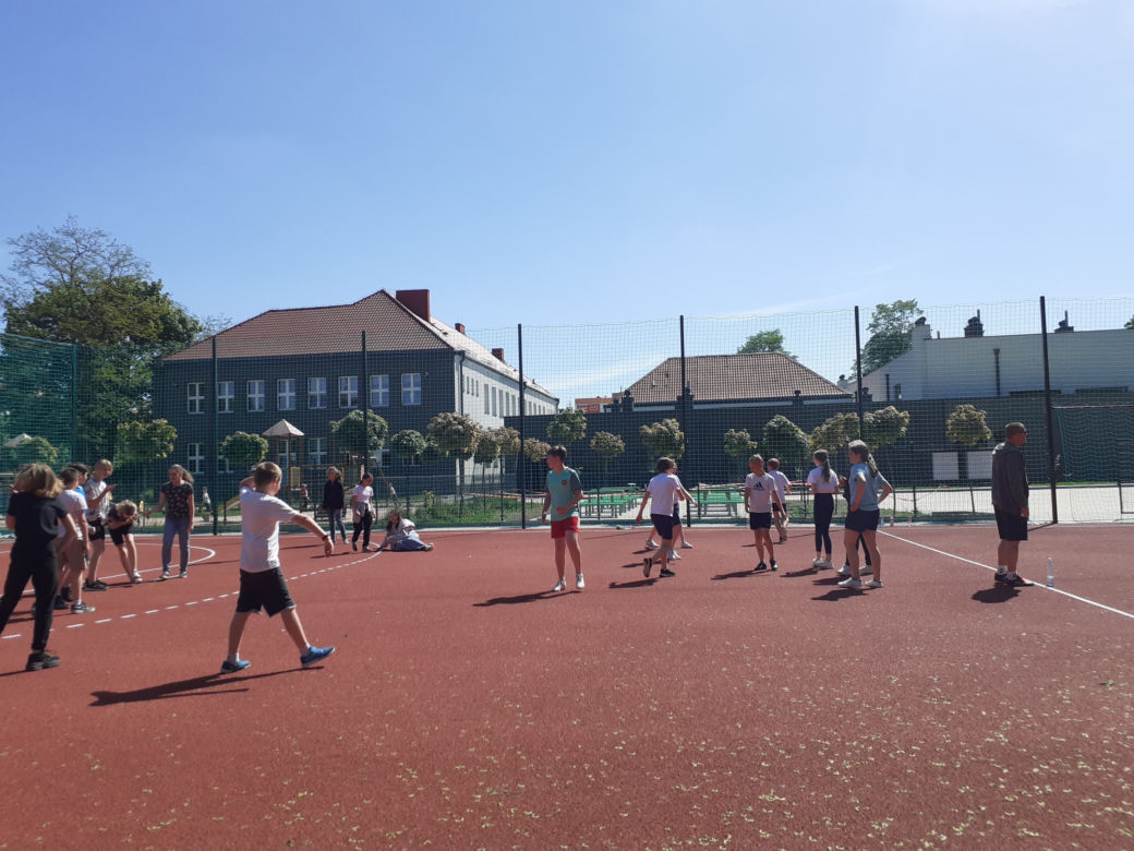 Na łódzkim Olechowie przy SP 141 powstało  boisko wielofunkcyjne