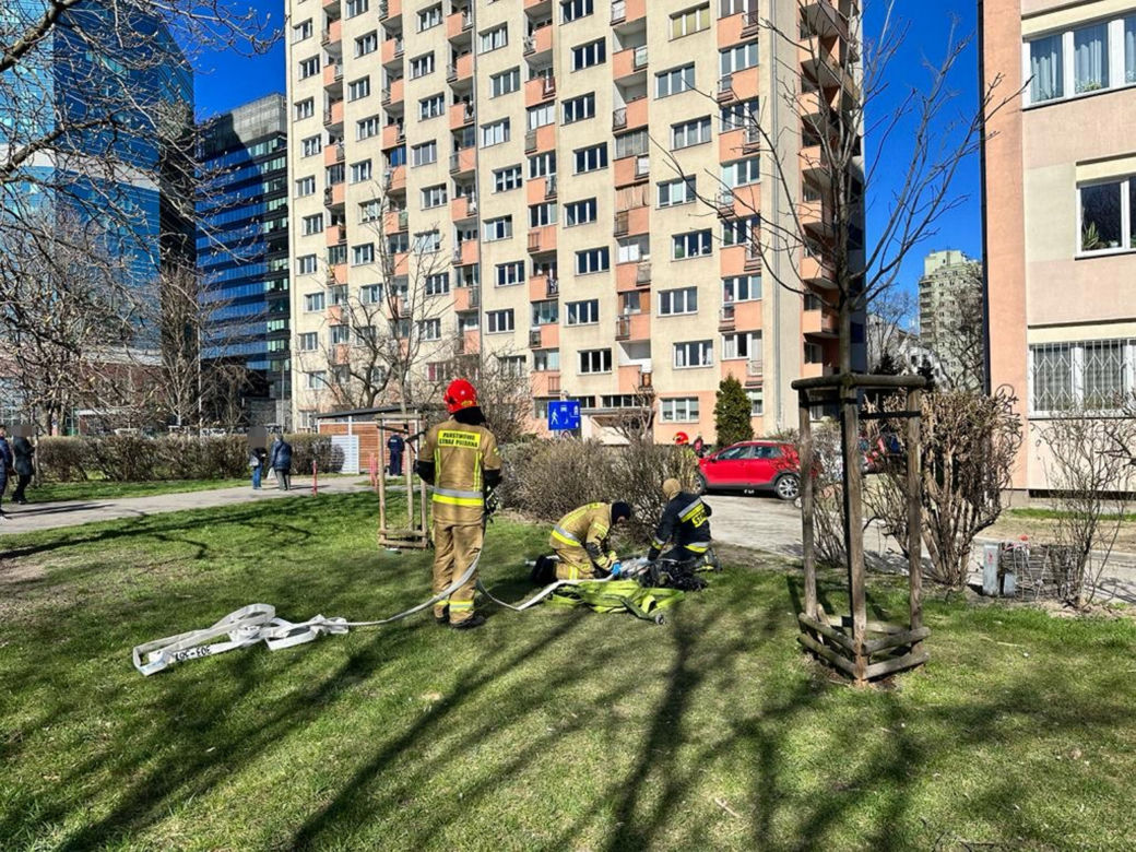 Kłęby dymu buchały z okna. Wielki pożar mieszkania na Ochocie! 