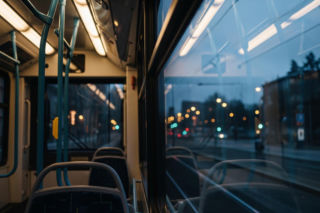 Atak nożownika w Warszawie. Jak obezwładniono agresora w tramwaju?