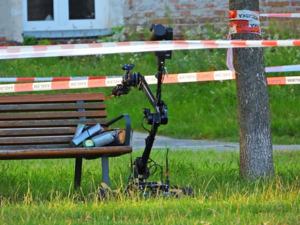 Tajemnicze pakunki znalezione na ławce w Warszawie
