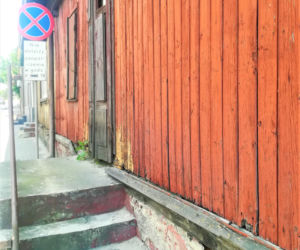 To jedno z najpiękniejszych miast w woj. łódzkim. Rośnie w nim dąb, pod którym miał odpoczywać Napoleon