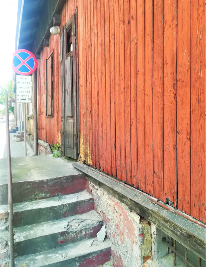 To jedno z najpiękniejszych miast w woj. łódzkim. Rośnie w nim dąb, pod którym miał odpoczywać Napoleon