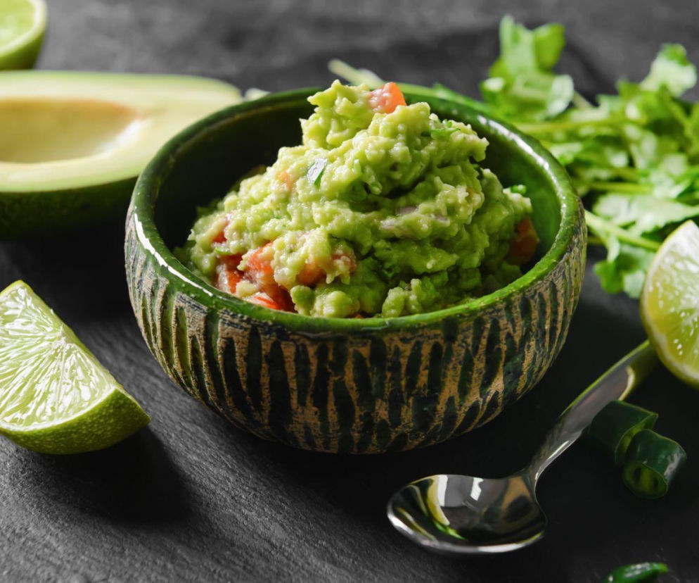pasta śniadaniowa z awokado i pomidorem