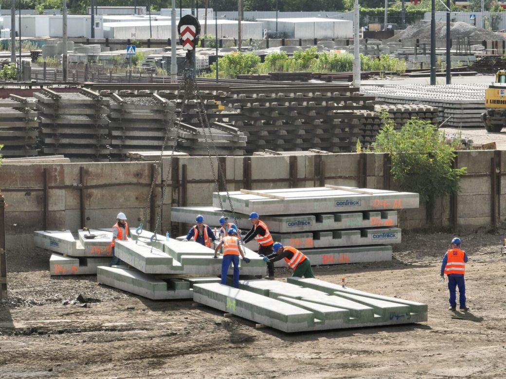 Płyty prefabrykowane do remontu tramwajowego placu Zawiszy w Warszawie