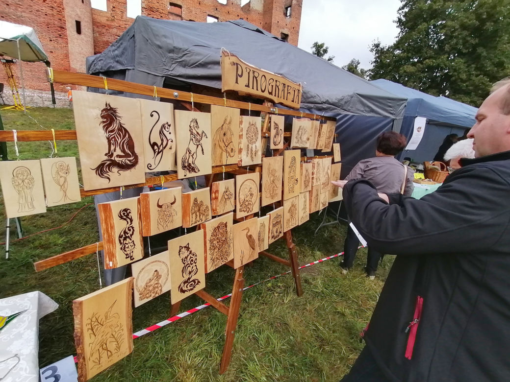 Pomarańczowi rowerzyści najechali zamek w Szymbarku