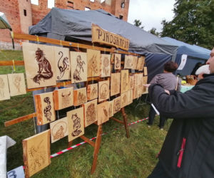 Pomarańczowi rowerzyści najechali zamek w Szymbarku