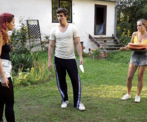 Barwy szczęścia, odcinek 1993. Mia (Maria Ruddick), Justin (Jasper Sołtysiewicz), Oliwka (Wiktoria Gąsiewska)