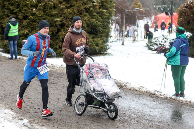 Wystrzał startera zamiast szampana. Tłumy powitały Nowy Rok na XX Śląskim Maratonie Noworocznym Cyborg