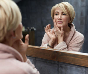 Po 50. skóra szybko traci jędrność. Ten schemat pielęgnacji realnie odbudowuje gęstość