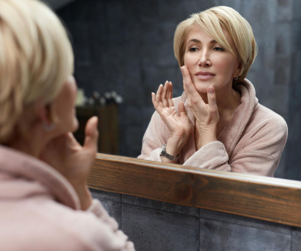 Po 50. skóra szybko traci jędrność. Ten schemat pielęgnacji realnie odbudowuje gęstość