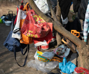 Ich dom to namiot w rezerwacie. Jak Paweł, Agnieszka i Zbyszek zorganizowali życie w cieniu mostu?