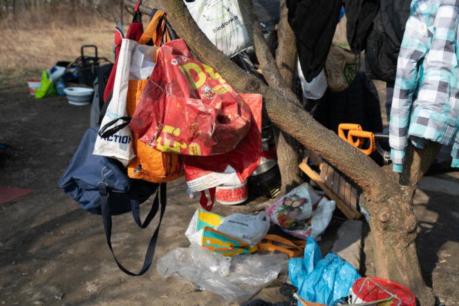 Ich dom to namiot w rezerwacie. Jak Paweł, Agnieszka i Zbyszek zorganizowali życie w cieniu mostu?