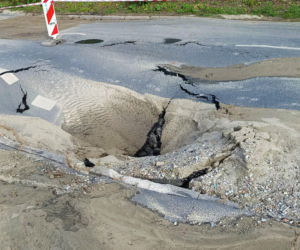 Ulica Starkiewicza zamknięta po awarii wodociągu