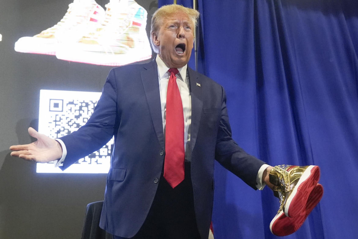 Donald Trump sprzedaje złote buty! "Chciałem tego od dawna"
