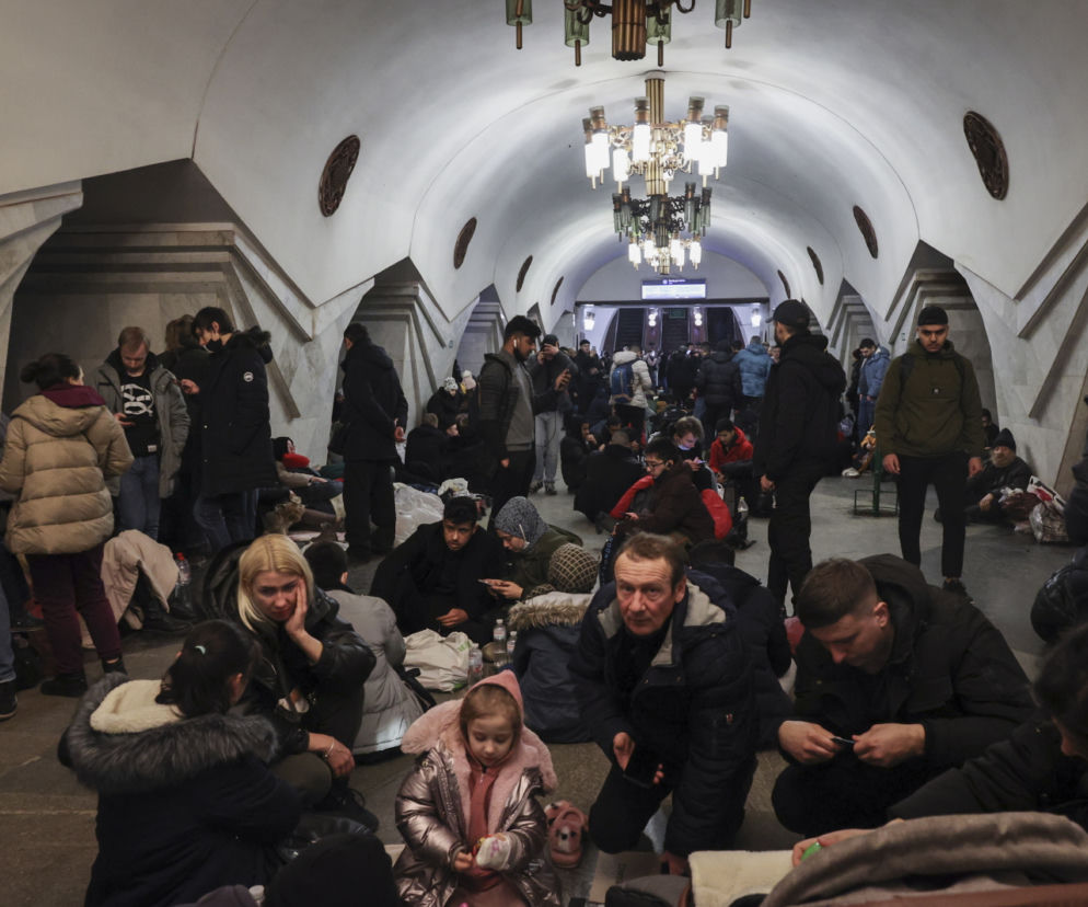 Wojna Rosja-Ukraina: ludzie chowają się na stacjach metra. Poruszajace zdjęcia