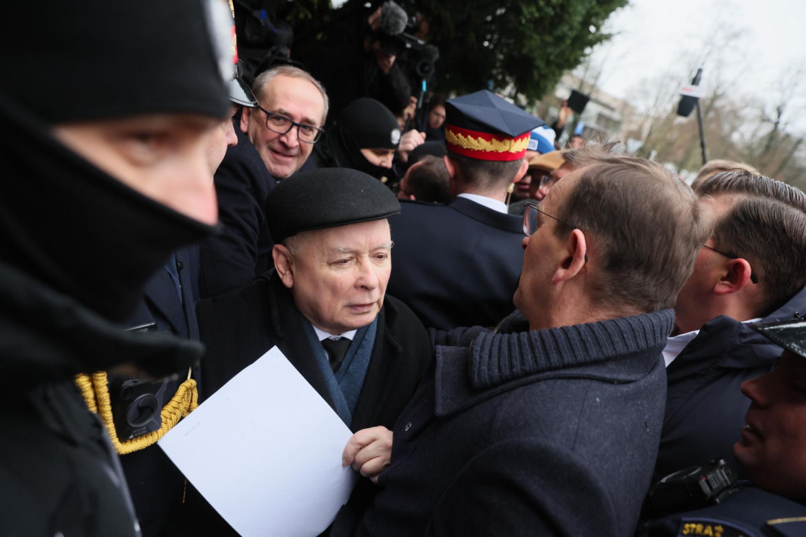 Przepychanki przed Sejmem. Wąsik i Kamiński przed zamkniętymi drzwiami 