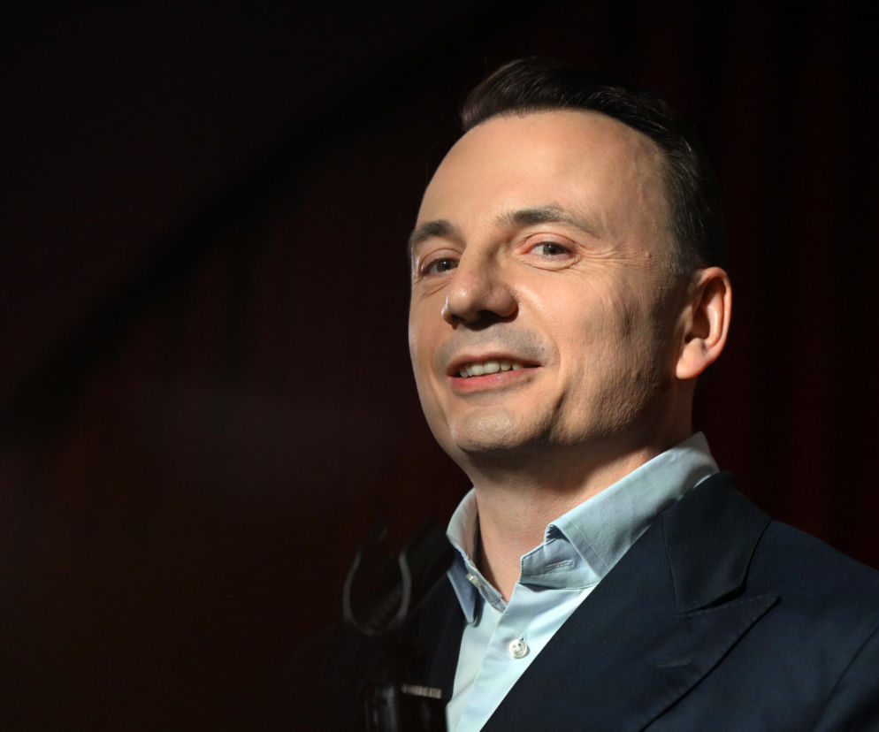 Uśmiechnięty Łukasz Gibała w garniturze i jasnej koszuli. O jego wygranej w Krakowie przeczytasz na SE Polityka.