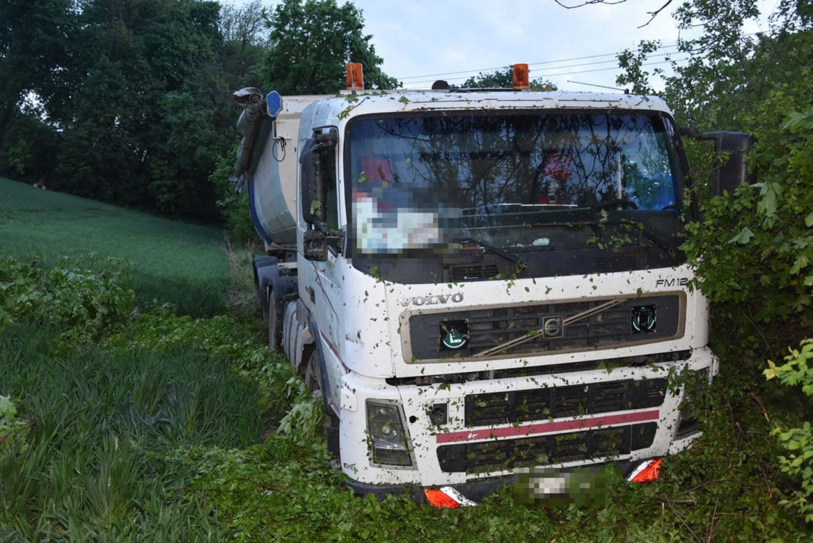Szef firmy transportowej wylądował w rowie. Miał prawie 3 promile