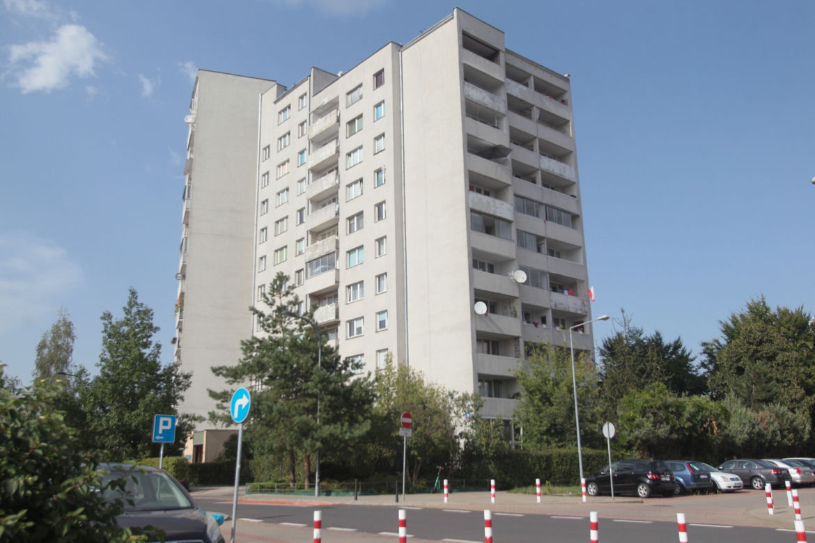 Warszawa: Szok na Wilanowie. 76-latka leżała w kałuży krwi, nie żyje. Zatrzymany 14-latek
