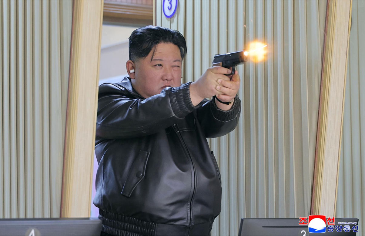Korea Płn./ Przywódca Kim Dzong Un z 13-letnią córką testowali nowe pistolety