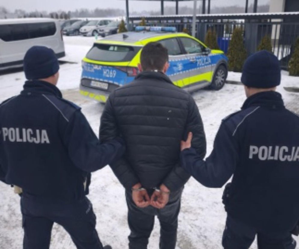 Recydywista za kierownicą. Pijany z dwoma dożywotnimi zakazami rozbił Hondę, skazany w 24 godziny