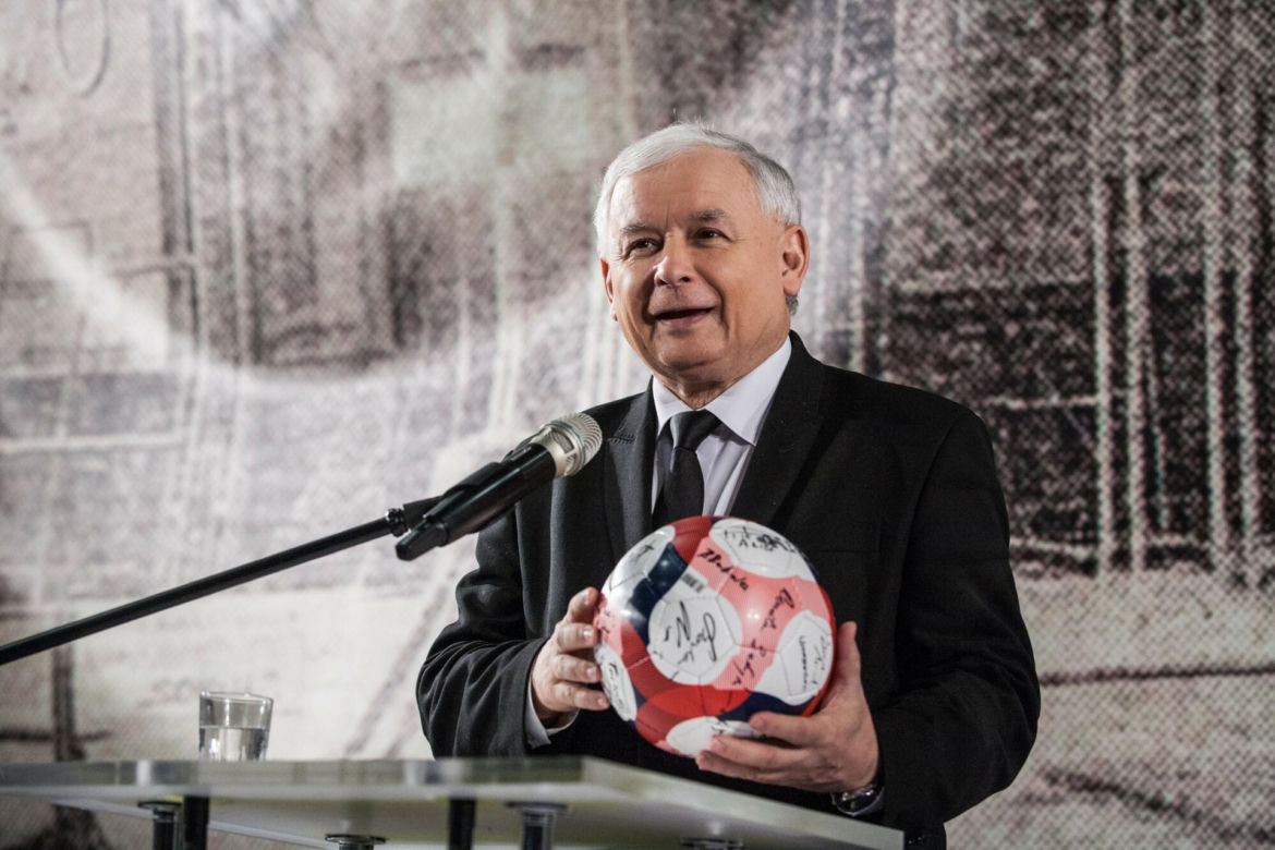 Lech Kaczyński i Jarosław Kaczyński na sportowych zdjęciach