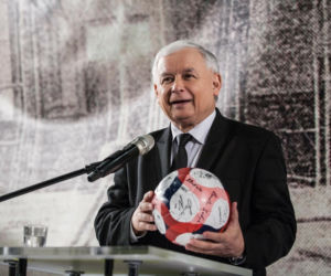 Lech Kaczyński i Jarosław Kaczyński na sportowych zdjęciach