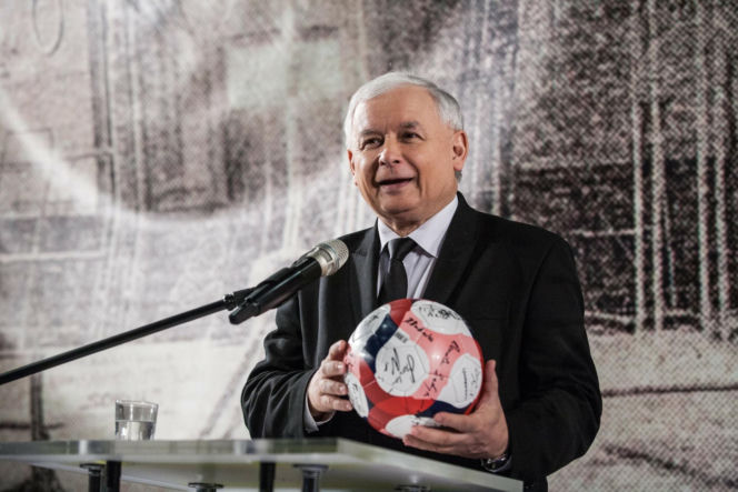 Lech Kaczyński i Jarosław Kaczyński na sportowych zdjęciach