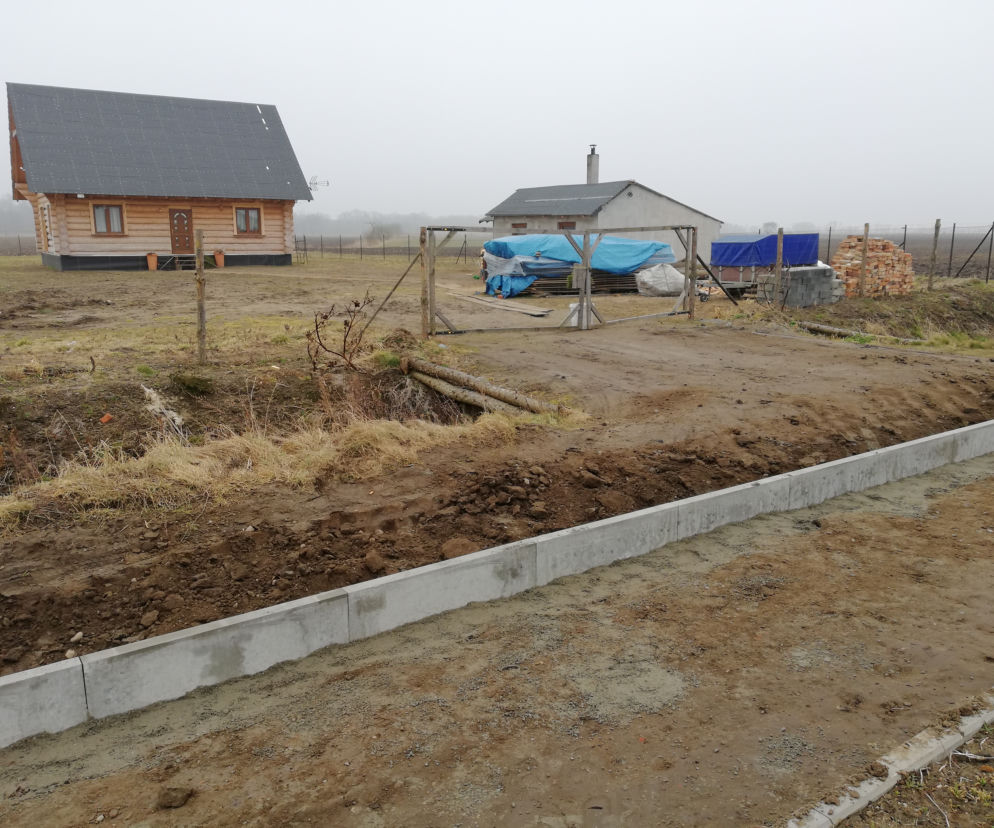 Na środku drogi powstaje ścieżka rowerowa