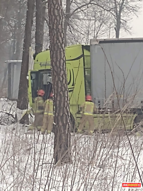 Ciężarówka przebiła się przez murek i wjechała prosto do parku w Zawierciu