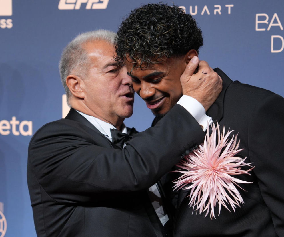 Joan Laporta obejmuje Lamine Yamala na gali Złotej Piłki. O wynikach plebiscytu przeczytasz na SE Supersport.