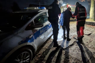 Interwencja policji w Kluczborku. Nieprzytomnego 87-latka znaleziono w piwnicy 