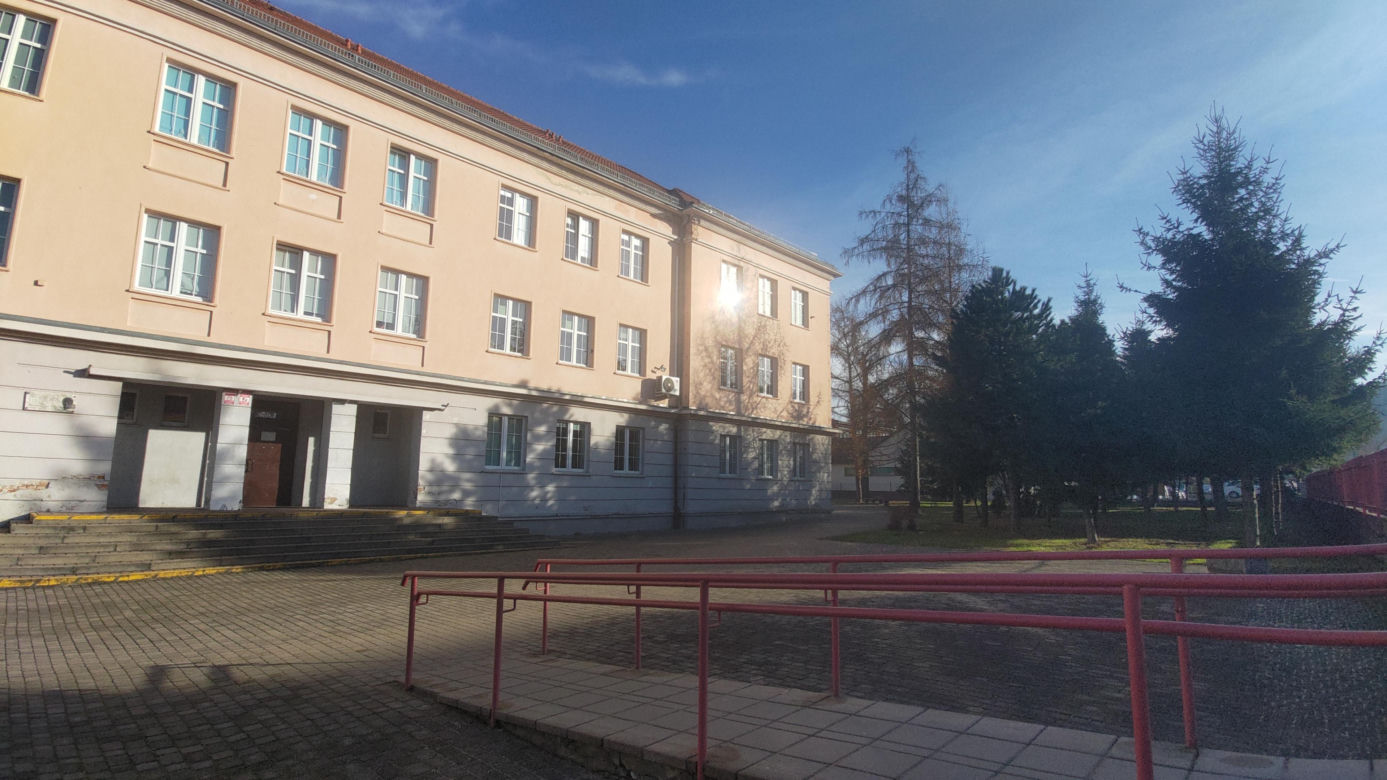 Zabójstwo 11-latki w Jeleniej Górze. Szkoła i miejsce dramatu