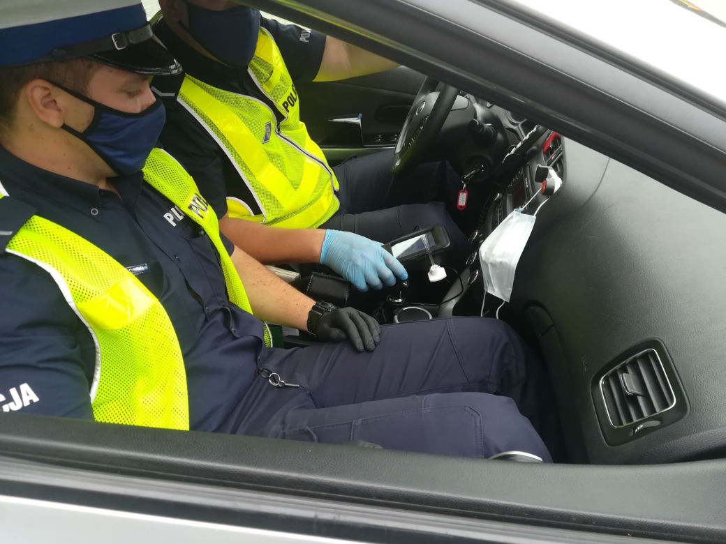 Trwają policyjne kontrole kierowców autobusów w Warszawie! Co bada policja? [ZDJĘCIA]