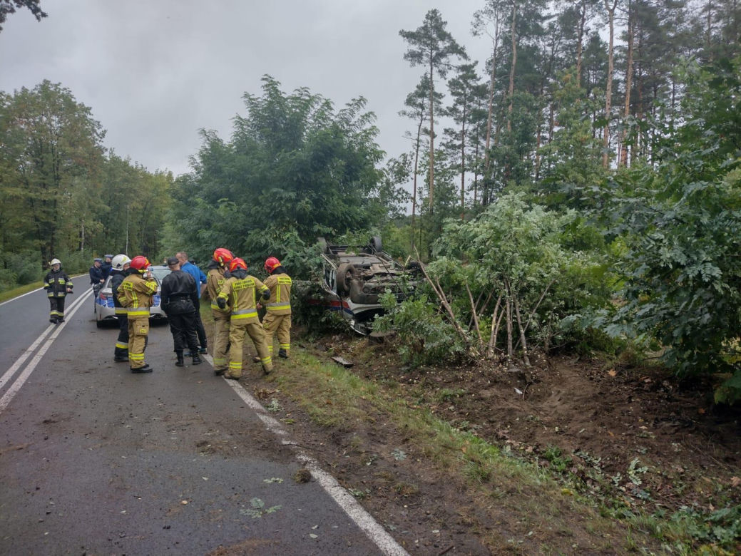 Karetka wypadła z drogi i dachowała. W środku byli pacjent i dwóch ratowników 