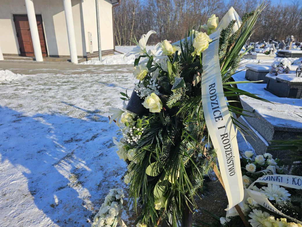 Grób młodziutkiej chórzystki Joli tonie w kwiatach