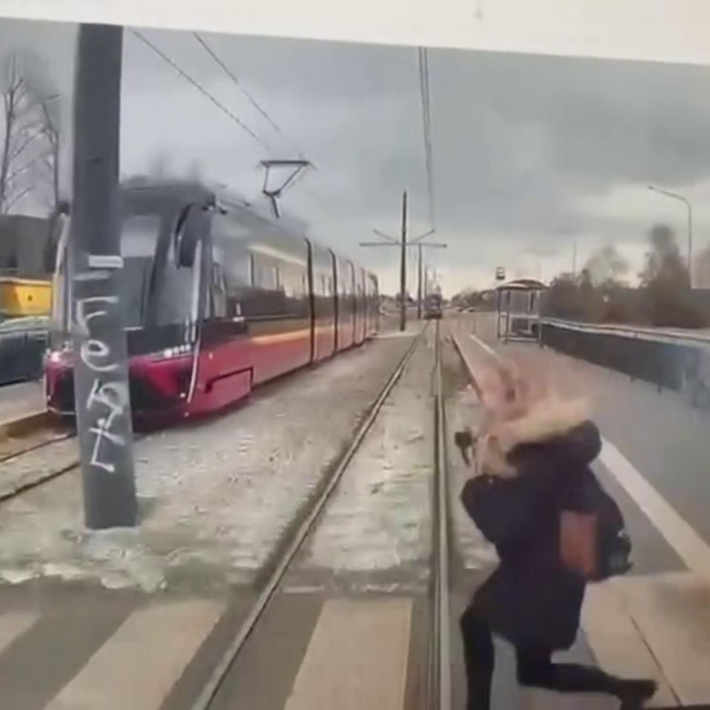 Łódź. Przerażające wypadki z udziałem pieszych. Jest wideo nagranie z tramwaju [ZDJĘCIA].