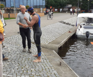 Michał Czerniak z Poznania przepłynął wpław Duży Jeziorak!