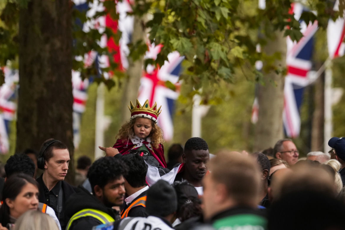 Pogrzeb królowej Elżbiety II. Tłumy przed Opactwem Westminsterskim