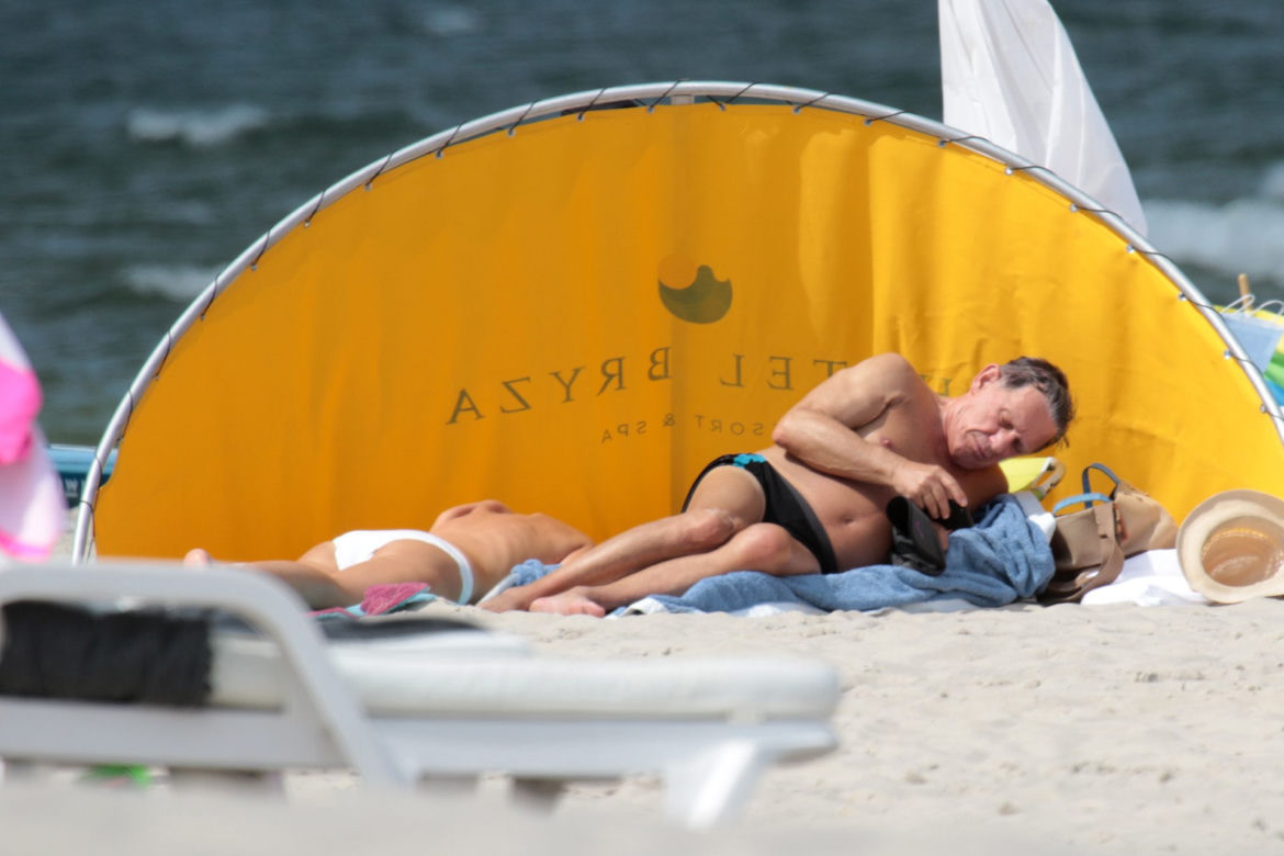Jan Englert na plaży