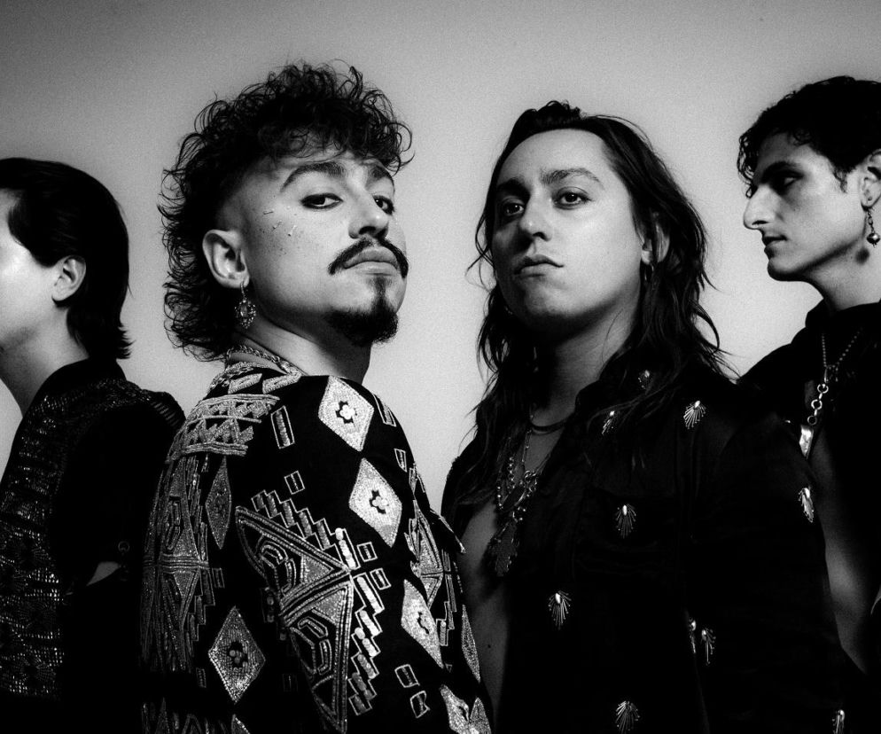 Czterej członkowie zespołu Greta Van Fleet w ozdobnych strojach. O nowej płycie grupy przeczytasz na EskaRock.