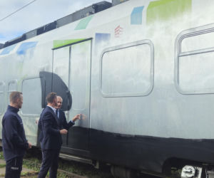 Zniszczony pociąg po ataku pseudografficiarzy w Ładzinie